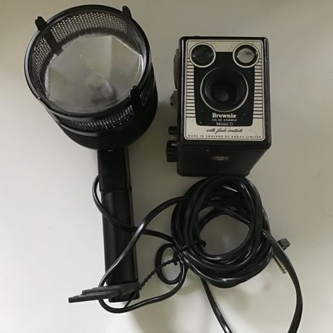 Fotoapparat og lampe selges