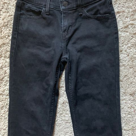 Super skinny W25 L34 fra Levi Strauss  til salg