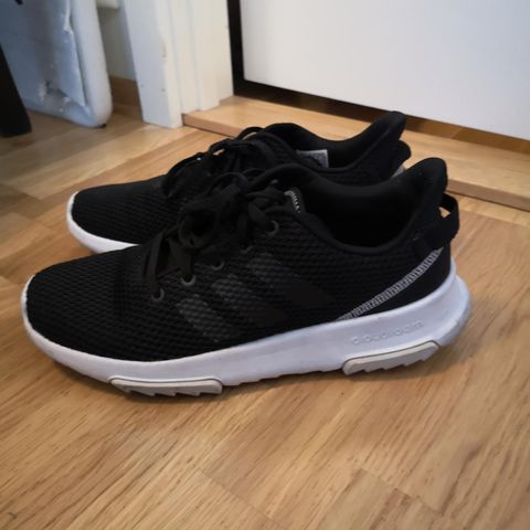 Adidas sko str 38 2/3(US 7/UK 5,5) Stor i str.