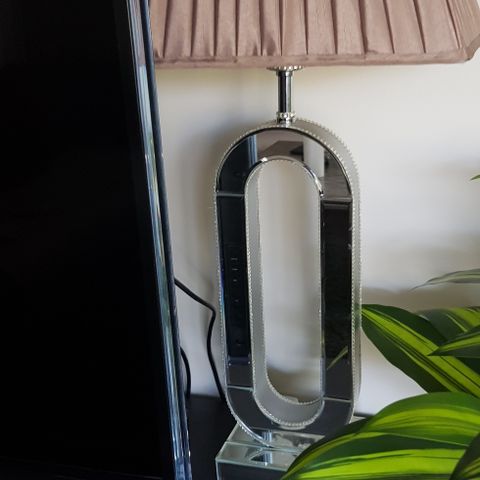 Bordlampe  til salgs for 600kr u skjerm /med skjerm 700kr