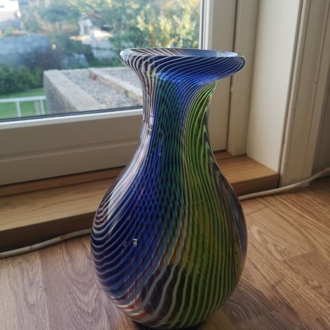 Fargerik vase i kunstglass