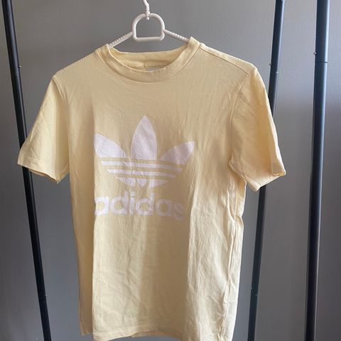 Adidas t-skjorte