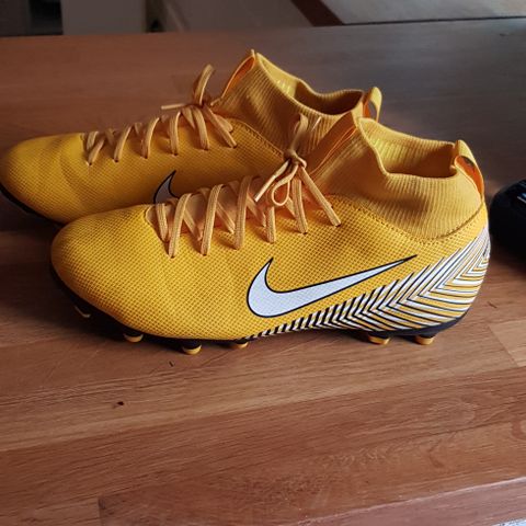 Nike Fotballsko og leggskinner