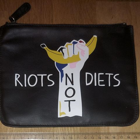 Riots not diets kosmetikk bag selges! 