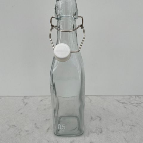 Glassflaske - flaske - halvliter flaske - vinflaske - karaffel.