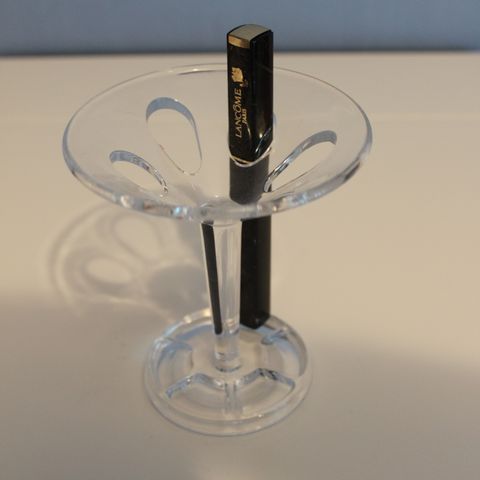 Sminkeoppbevaring i stilig cocktailglass-design.