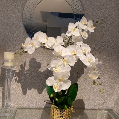 kunstig orkide med vase