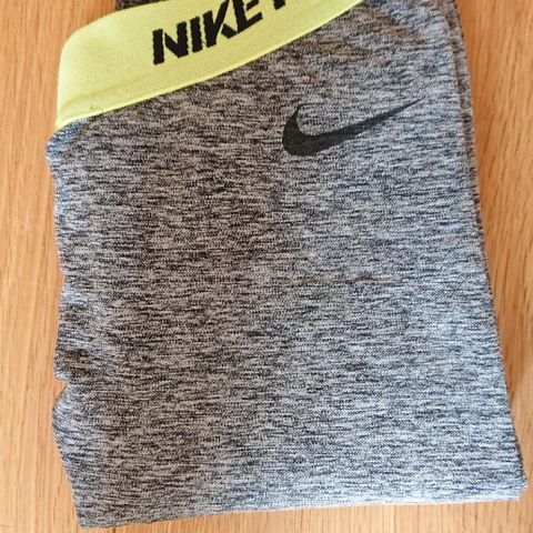 Treningstights fra Nike (inkl. levering i Bergen)