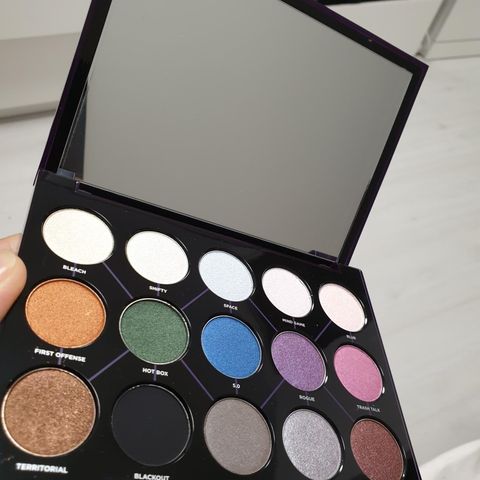 Urban Decay Distortion - Eyeshadow palette- Makeup