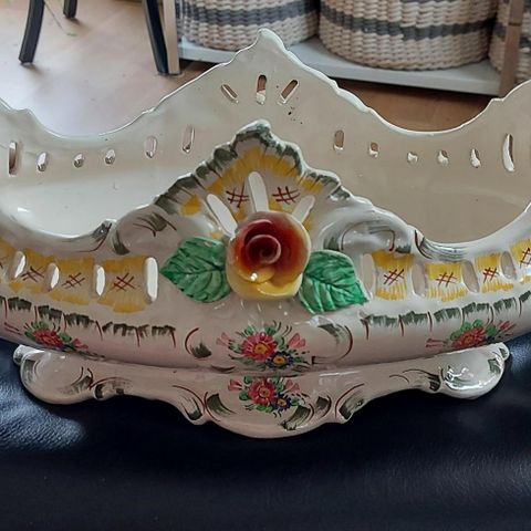 Flott svært stor jardinier i majolica . L. 39 cm