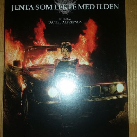 Stieg Larssons - Jenta som lekte med ilden ( slipcase )