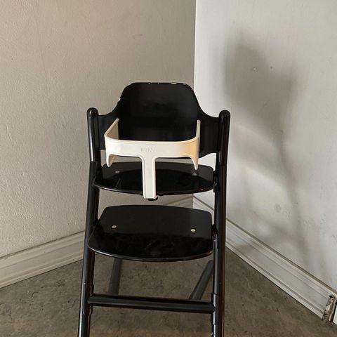 BRIO. Tripp trapp. Solid sort med hvit sele stol / spisestol / barnestol.