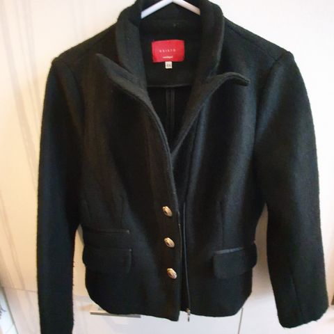 Pen jakke fra Esisto(Italia). God kvalitet. Str38(M). 80%ull. Nytt. Farge svart.