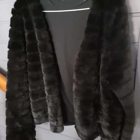 Kort faux fur jakke 