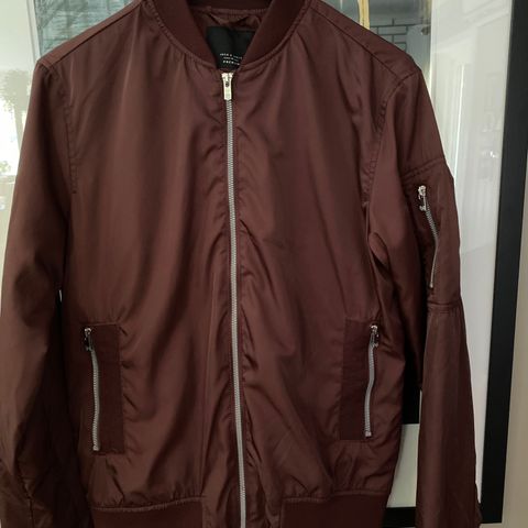 Jack & Jones tøff jakke str S, kr 150,-