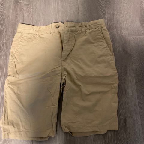 Beige shorts fra Cubus selges