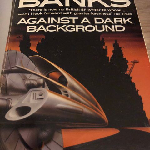 Iain Banks sin bok Against a dark background til salgs.