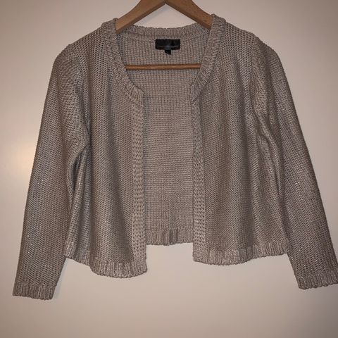 Pen, cropped cardigan i str. 32/34