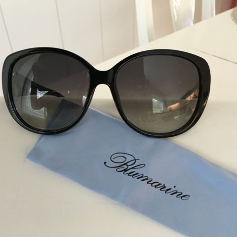 Lekre solbriller fra Blumarine, dame.