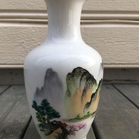 Fin kinesisk vase- H: 17 cm. D: 6 cm