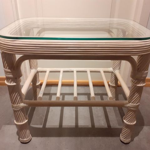 Hvit lakkert bambus glassbord med avtagbar glassplate bredde 55,8 cm.