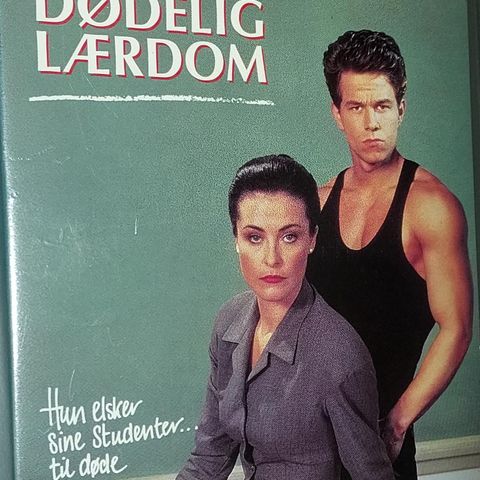 VHS SMALL BOX.DØDELIG LÆRDOM.