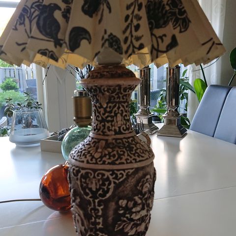 Lampe  i keramikk med skjerm.