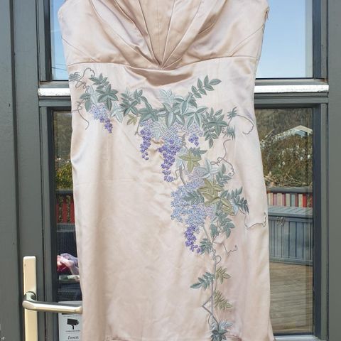 Karen Millen kjole med brodering str.40