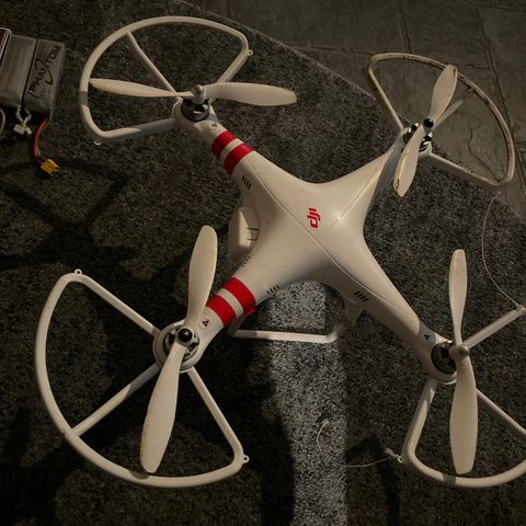 2 stk Drone til salg Battri er litt dårlig men alt virker som skal