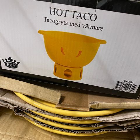 daily use tacosett; en gryte og fire tallerkener