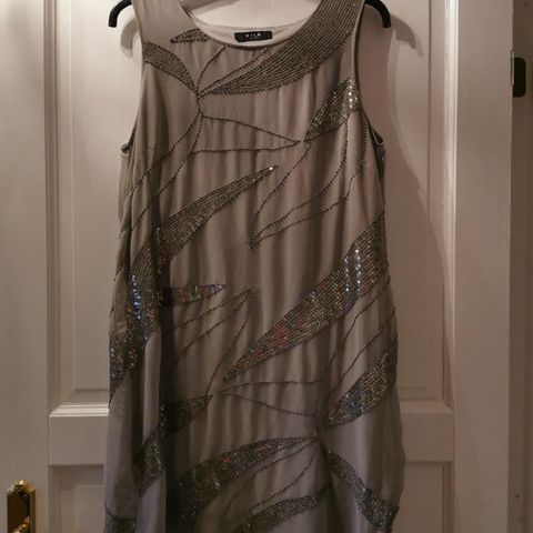 Flott grå VILA kjole med sølv-paljetter - Str. L