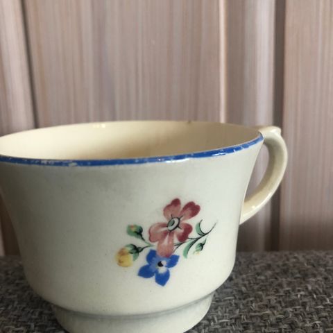 Arabia Finland gammel kopp med blå kant, blomster