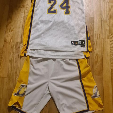 Kobe Bryant jersey  med shorts