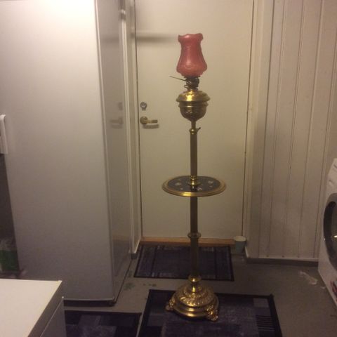 1800 talls stålampe med bord.