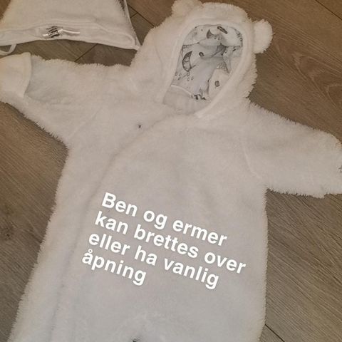 Lite brukt superskjønn dress til baby med matchende lue og booties