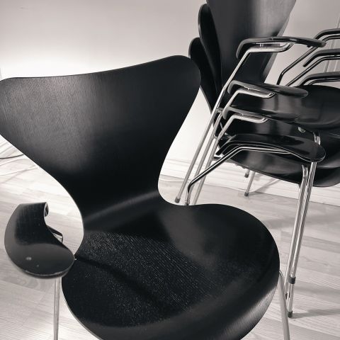 4 stk sorte syveren 3207 stoler med armlene fra Arne Jacobsen og Fritz Hansen