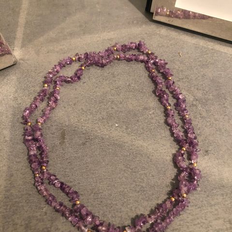 Halskjede/Smykke med lilla steiner