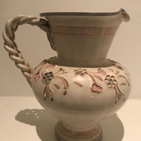 Dekorativ håndlaget keramikk mugge fra Hjertholm i Bergen