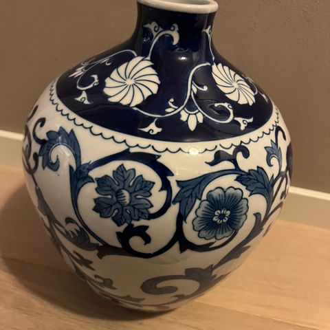 Porselen vase til salgs