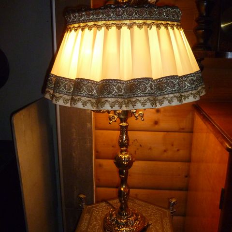 Elegant og klassisk bordlampe med silke skjerm