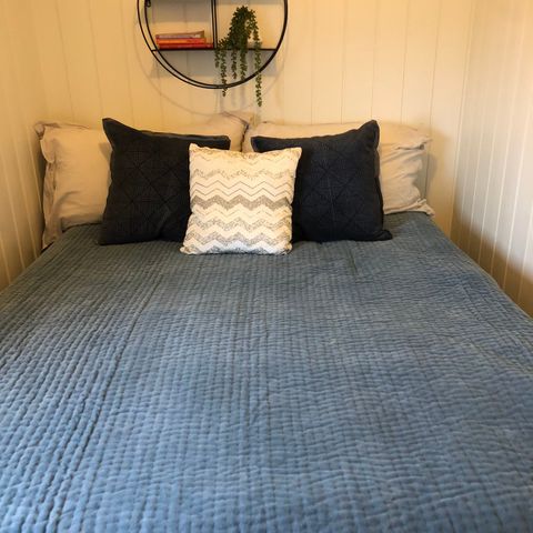 Flott lyseblått sengeteppe fra Home & Cottage 240»260