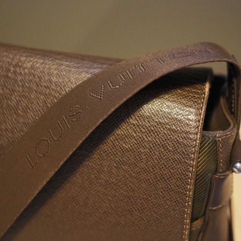 Stor Louis Vuitton messenger bag (post-veske) vurderes solgt