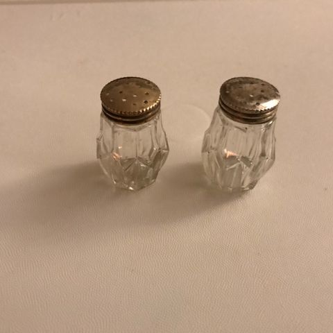 Salt- og pepper bøsser,  strøbøsser - press glass