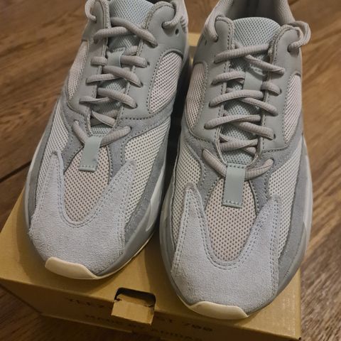 Yeezy Boost 700 str 41 1/3