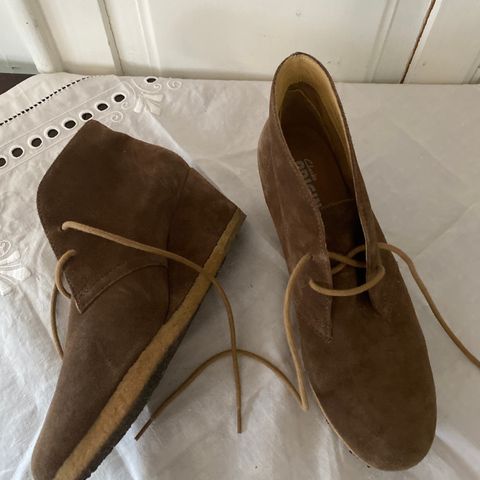 Beige, semskede sko med kilehæl fra Clarks