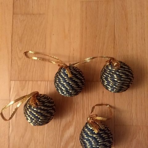 4 stk julekuler i blått/gull med oppheng