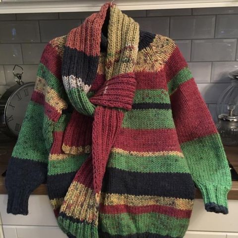 Hjemme strikket genser med skjerf