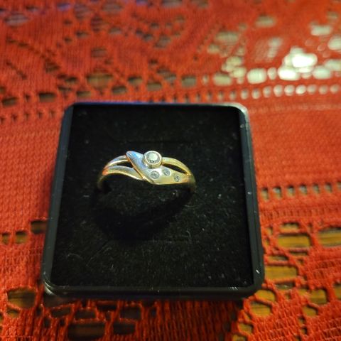 Gult gull ring 14 k . 1,61 g med zirkonia