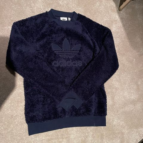 Adidas fluffy genser mørk blå str XS