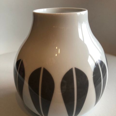 Lucie Kaas vase, grå, grått lotus mønster, Arne Clausen Collection, orginaleske
